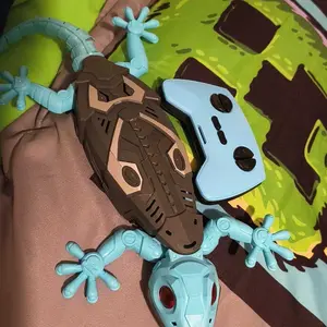 Gecko grimpant mural FANPROMS, lézard télécommandé rechargeable aux yeux lumineux,