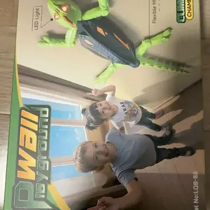Gecko grimpant mural FANPROMS, lézard télécommandé rechargeable aux yeux lumineux,